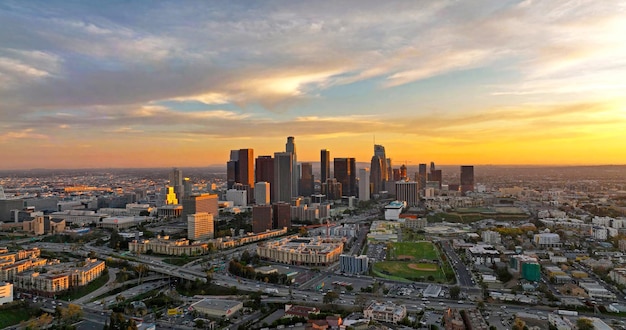 Центр Лос-Анджелеса, Калифорния, Лос-Анджелес, Калифорния, США, центр города, городской пейзаж, полет Лос-Анджелеса, фантастика