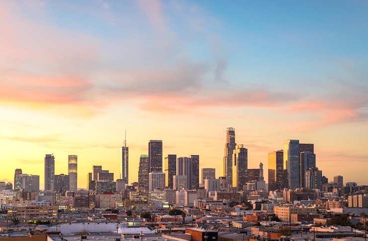 Foto downtown los angeles skyline bij zonsondergang