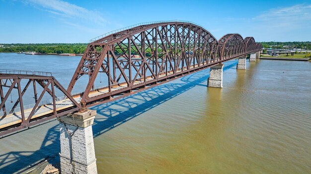 Downtown Louisville Kentucky ijzeren metalen brug over de rivier de Ohio lucht