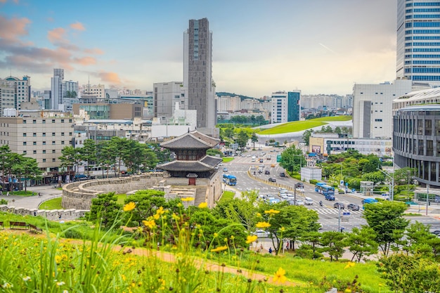 Downtown Seoul skyline van de stad bij Dongdaemun Gate stadsgezicht van Zuid-Korea