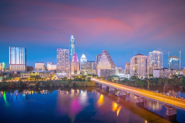 Горизонты центра города Остин, штат Техас, США, вид сверху на закате