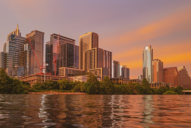 Downtown Skyline van Austin Texas in de VS Austin zonsondergang op de Colorado rivier nacht zonsondergang stad reflectie in water