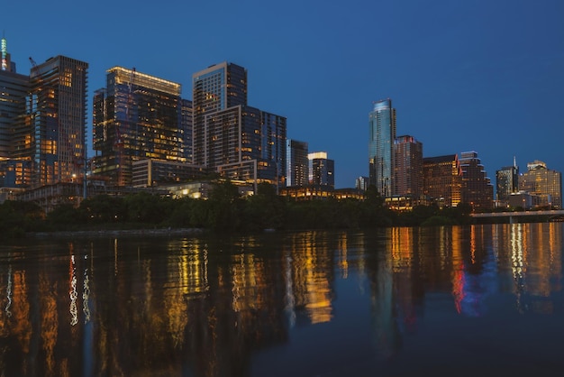 Downtown skyline van austin texas in de vs vanuit het zicht bij zonsondergang reflectie in water