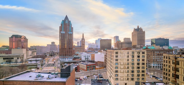 Photo downtown skyline with buildings in milwaukee at twilight in wisconsin usa