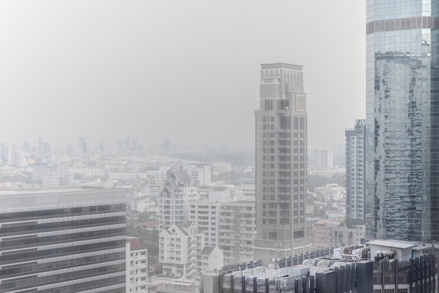街のダウンタウンの高層ビルほこりや煙による視界不良のスモッグ高レベルPM25