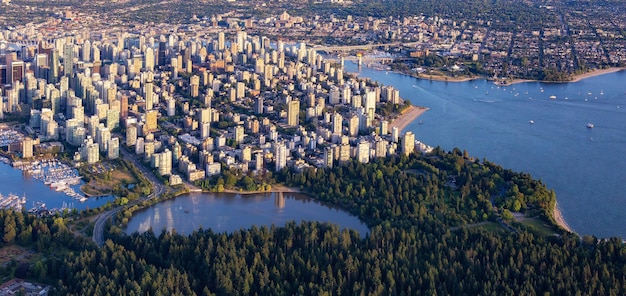 Центр города Ванкувер, Британская Колумбия, Канада, вид с воздуха на западное побережье