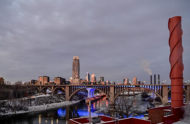 Photo downtown winter skyline along the river at sunrise