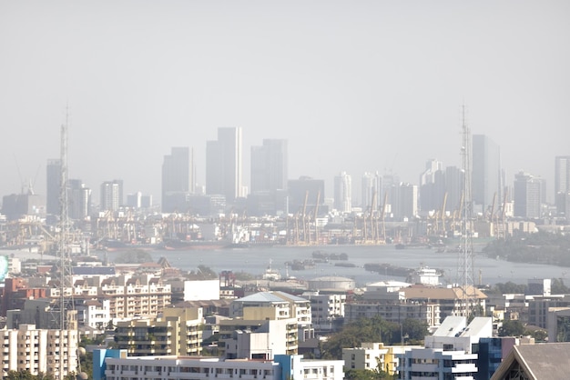 Downtown wolkenkrabbers van de stad Slecht zicht smog veroorzaakt door stof en rook hoog PM25