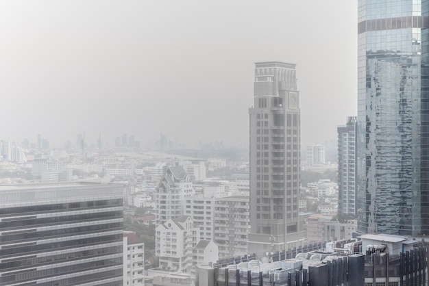 Downtown wolkenkrabbers van de stad Slecht zicht smog veroorzaakt door stof en rook hoog PM25