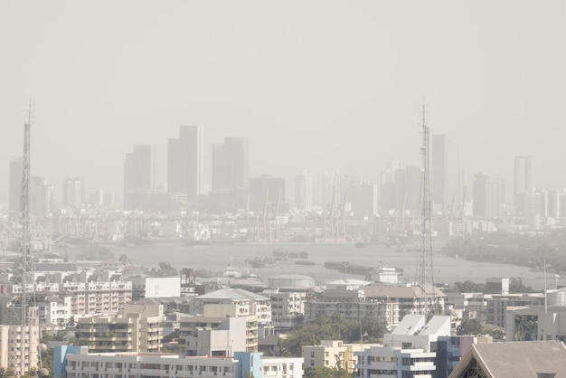 Downtown wolkenkrabbers van de stad veroorzaakt door stof en rook PM25 luchtvervuiling op hoog niveau