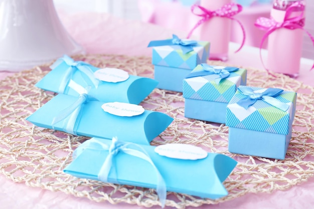 Dozen met babyshower gunsten op tafel