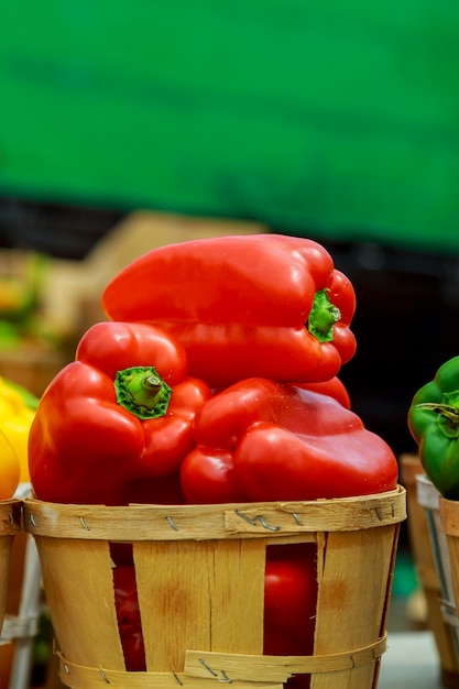 Dozen met kleurrijke paprika&#39;s op de markt.