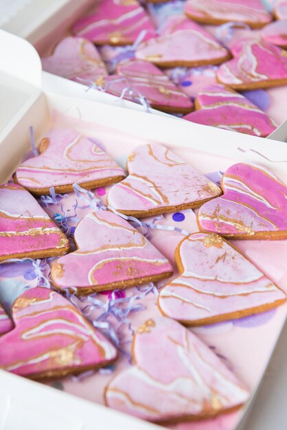 Dozen met koekjes in de vorm van marmeren harten voor geschenken