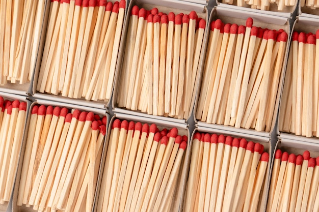 Dozen met nieuwe luciferstokjes als achtergrond. Bovenaanzicht