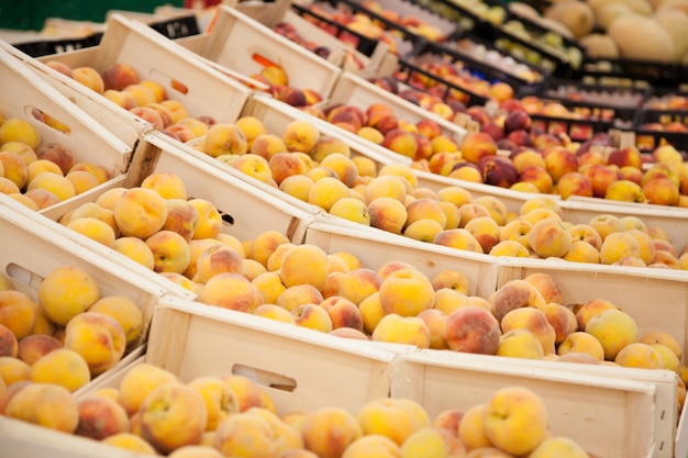 Dozen perziken op de toonbank in de winkel.