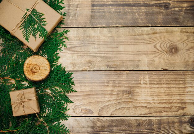 Dozen vol met kraftpapier, touw op een houten ondergrond. Milieuvriendelijk materiaal. Handgemaakte kunstambachten. Kerstmis, Nieuwjaar.