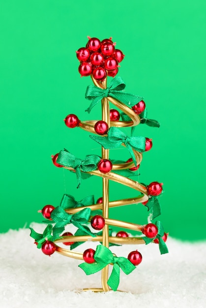 Draad kerstboom op groene achtergrond