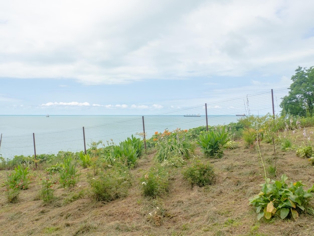 Draadhek op de achtergrond van de zee Grenzen tussen gebieden Er is geen doorgang