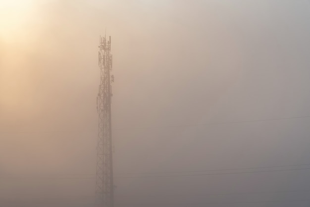 Draadloze communicatie mobiele mobiele netwerktoren omgeven door dikke mist Geen zichtbaarheid