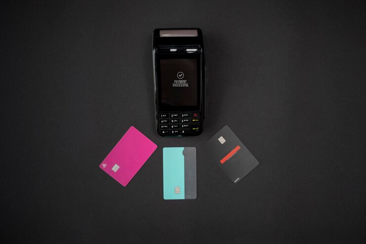 Draadloze of contactloze betaalautomaat meerdere kaarten klaar om te betalen
