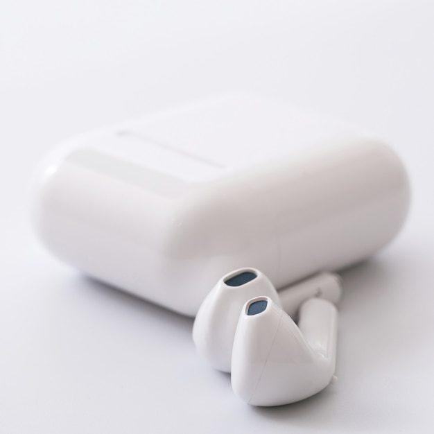 Draadloze oortelefoons met een laaddoos op wit oppervlak
