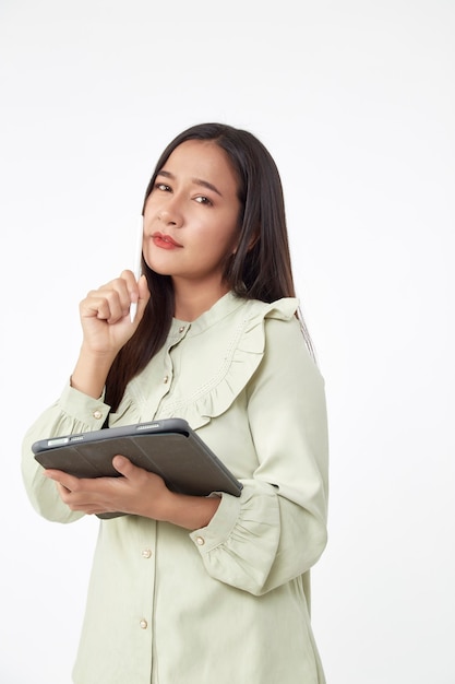 Draadloze technologie. Mooie jonge Aziatische vrouw die digitale tablet houdt en camera met glimlach bekijkt terwijl status geïsoleerd op witte achtergrond.