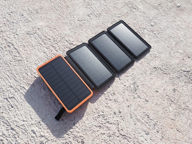 Foto draagbare stroombatterij met zonnepaneel