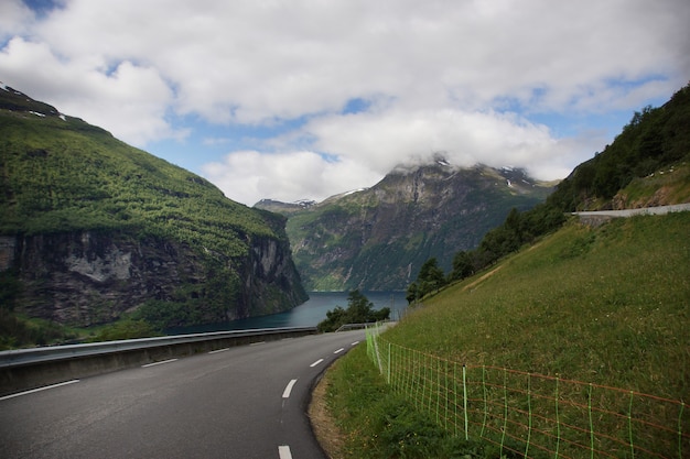 Draaiende weg in noorwegen die leidt naar een mooie toeristenbestemming.