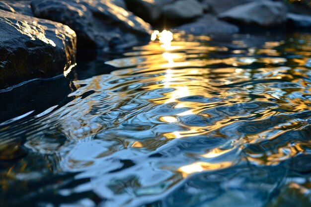 Foto draaikolken van azuur op het water.