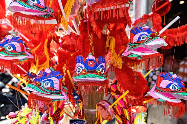 Draak hoofddecoratie voor het chinese nieuwe jaar in de chinatown van bangkok