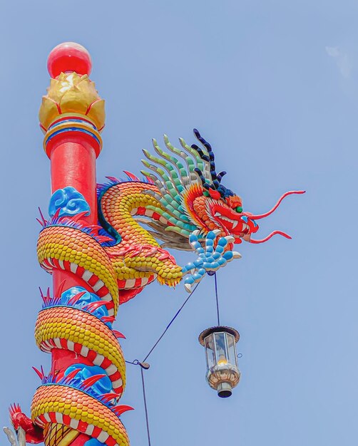 Draakstandbeeld draaksymbool draak Chinees is een prachtige Thaise en Chinese architectuur van het heiligdom