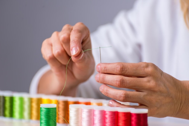 Draden de naald inrijgen vele kleuren naaister atelier naaien naaien kleding borduren