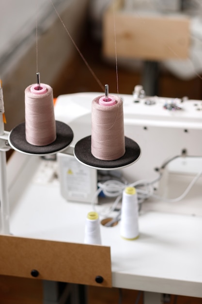 Draden in de buurt van de naaimachine in de fabriek