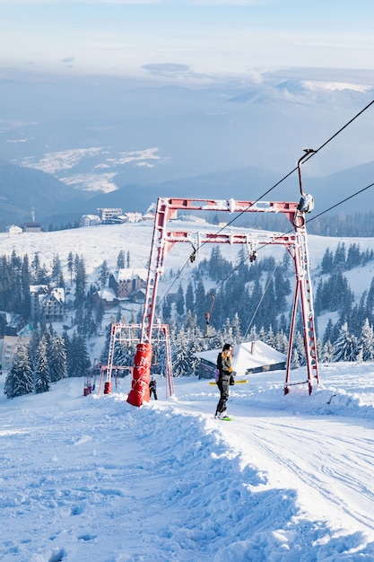 Dragobrat, Oekraïne - 11 januari 2021: mensen trekken de heuvel op met een skijuk. kopieer ruimte