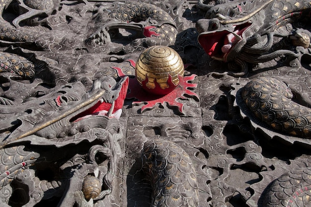 Статуя драконьего шара в храме Вэньву на озере Солнца и Луны