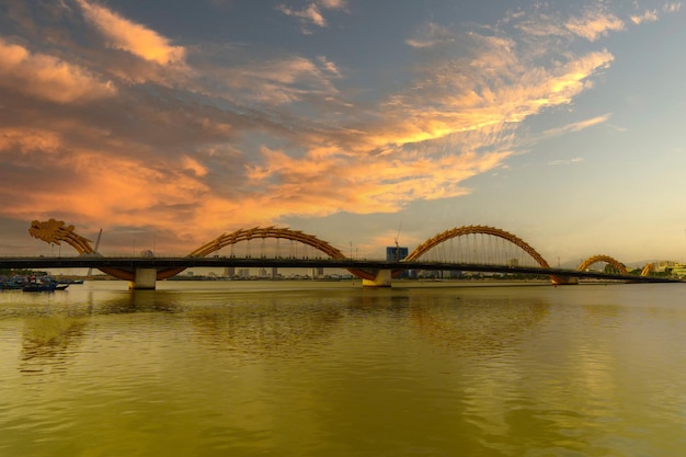 Мост Дракона с рекой Хан в городе Дананг Достопримечательность и популярная туристическая достопримечательность Вьетнам и концепция путешествия по Юго-Восточной Азии