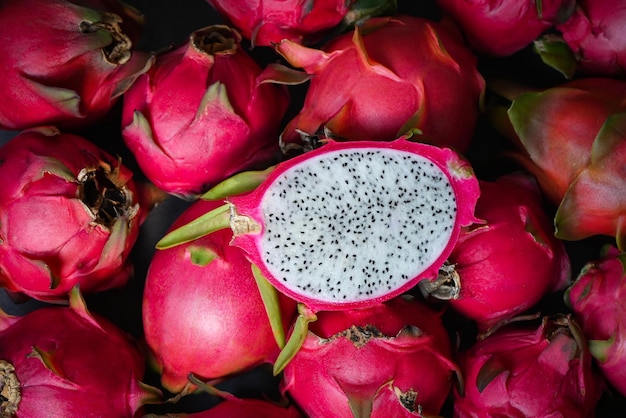 드래곤 과일은 아시아 태국의 건강한 과일 개념 평면도에서 pitahaya 배경의 신선한 드래곤 과일 열대에서 절반을 잘라냅니다.