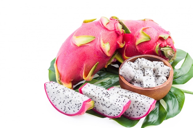 Dragon fruit en plak pitaya en groene bladeren geïsoleerd op een witte achtergrond, met uitknippad