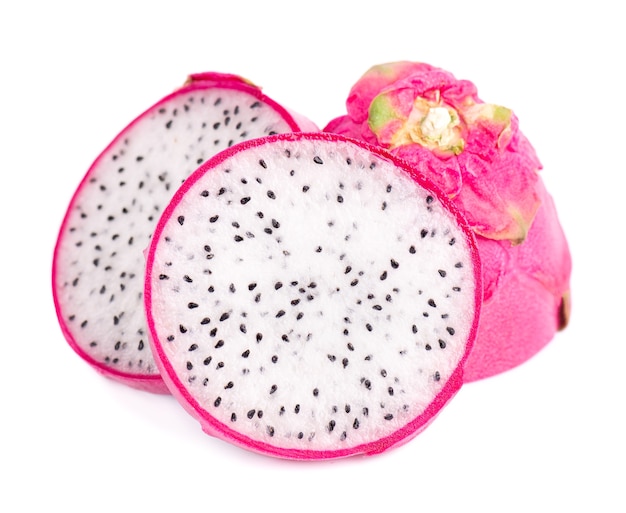 Dragon fruit geïsoleerd op een witte achtergrond. Plakje verse Pitaya of Pitahaya fruit met uitknippad.