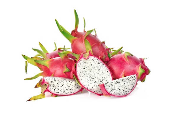 Dragon fruit geïsoleerd op witte achtergrond