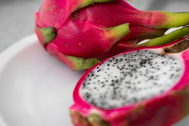 Foto dragon fruit levendige dragon fruit op witte achtergrond gesneden witte dragon fruit