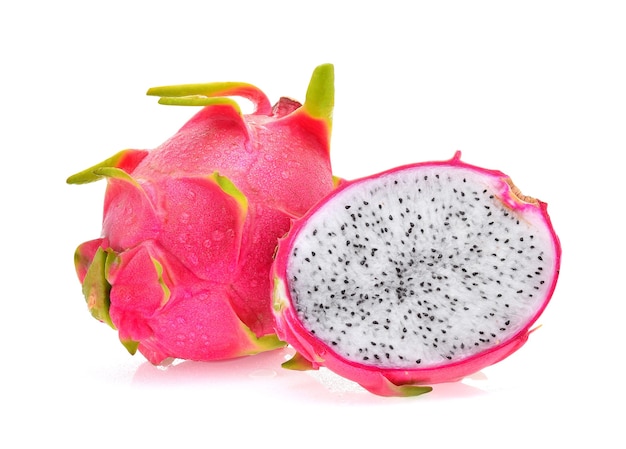 Dragon fruit met druppels water op witte achtergrond.