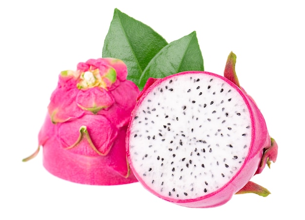 Dragon fruit met groene bladeren geïsoleerd op een witte achtergrond plak van verse pitaya of pitahaya fruit