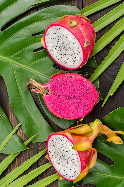 Dragon fruit op de bladeren van palm en monster