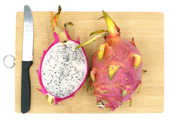 Dragon fruit op een witte achtergrond