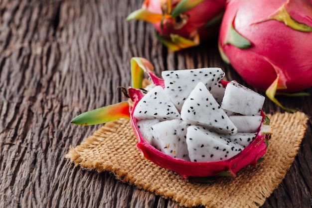 Dragon fruit op houten tafel