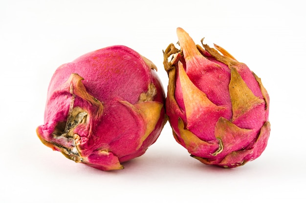 Dragon fruit op wit wordt geïsoleerd