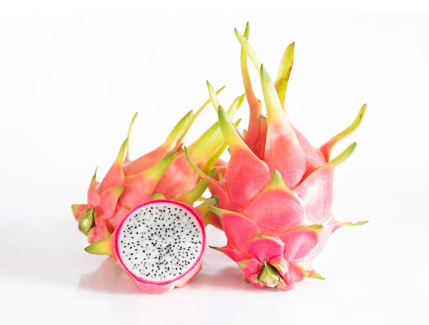 Dragon fruit op wit.