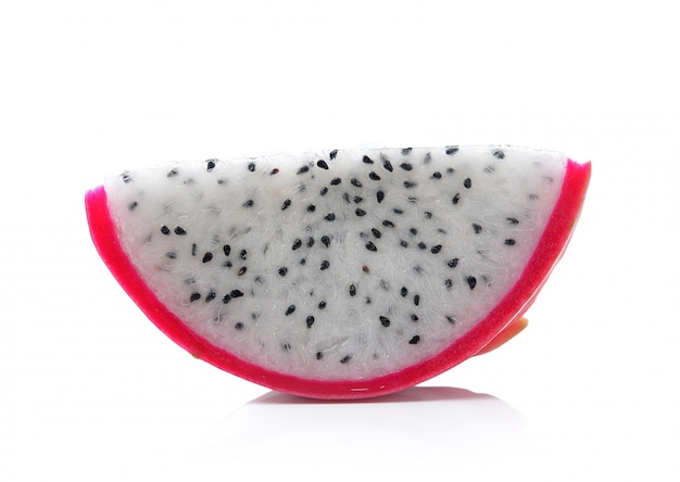 Dragon fruit op witte ruimte wordt geïsoleerd die.