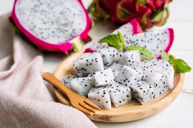 나무 접시에 드래곤 과일 (Pitahaya, Pitaya) 슬라이스